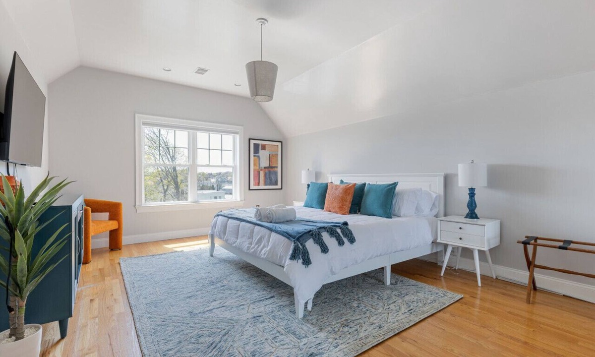 Dorchester House | Family & Group Haven near Downtown Retreat