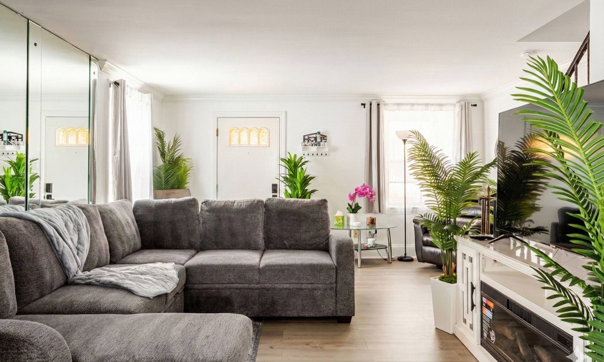 Sharon Hill House | Family Home-Sleeps 8-Spacious 3BR-Free Parking-8 Min to PHL