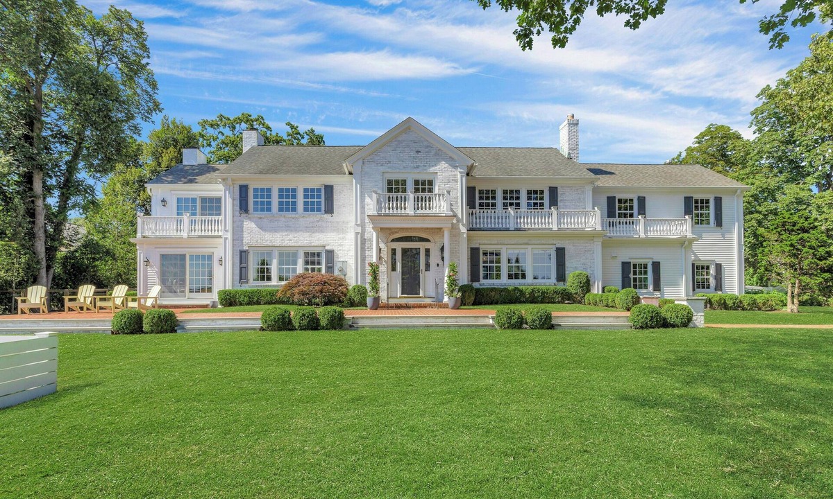 Riverside House | Family home with pool overlooking the Long Island Sound! Easy commute to NYC