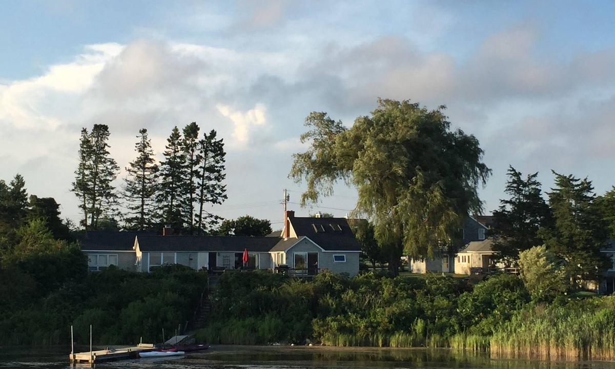 Charlestown House | Family house on Ninigret Pond in Arnolda East