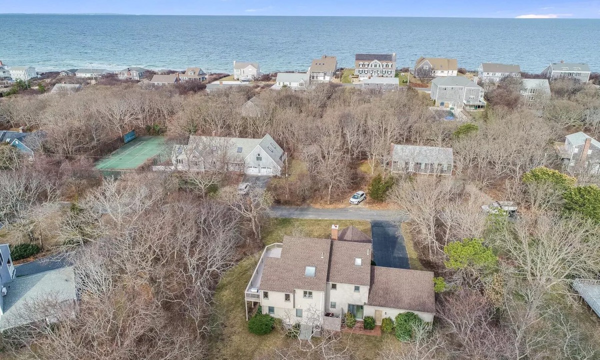 Dennis House | Family retreat: 5 min walk to Bayview Beach, sleeps 10