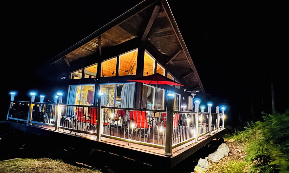 Lincoln House | Family size ski Cabin w deck, pool Resort & Spa walk to gondola, Scottish fest
