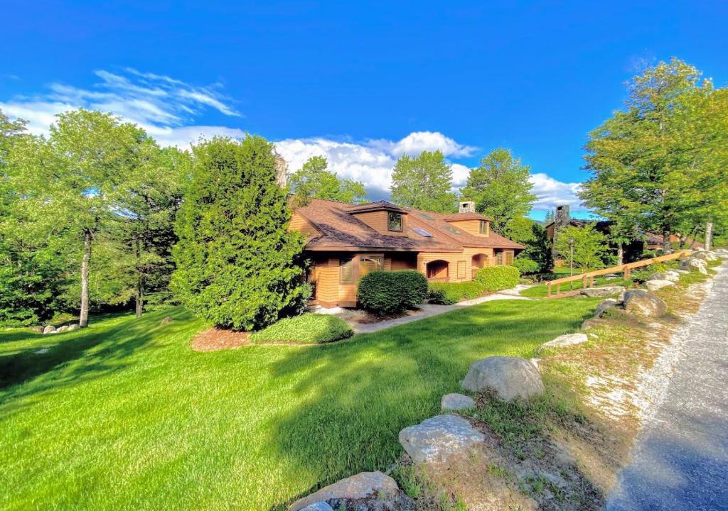 Carroll House | FC20 Remodeled Forest Cottage home - AC, great for kids, lots of yard space! Walk to the slopes!