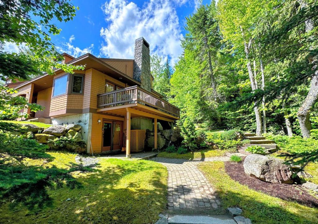 Carroll House | FC43 Renovated cozy spacious cottage with AC air hockey wifi close to ski trails