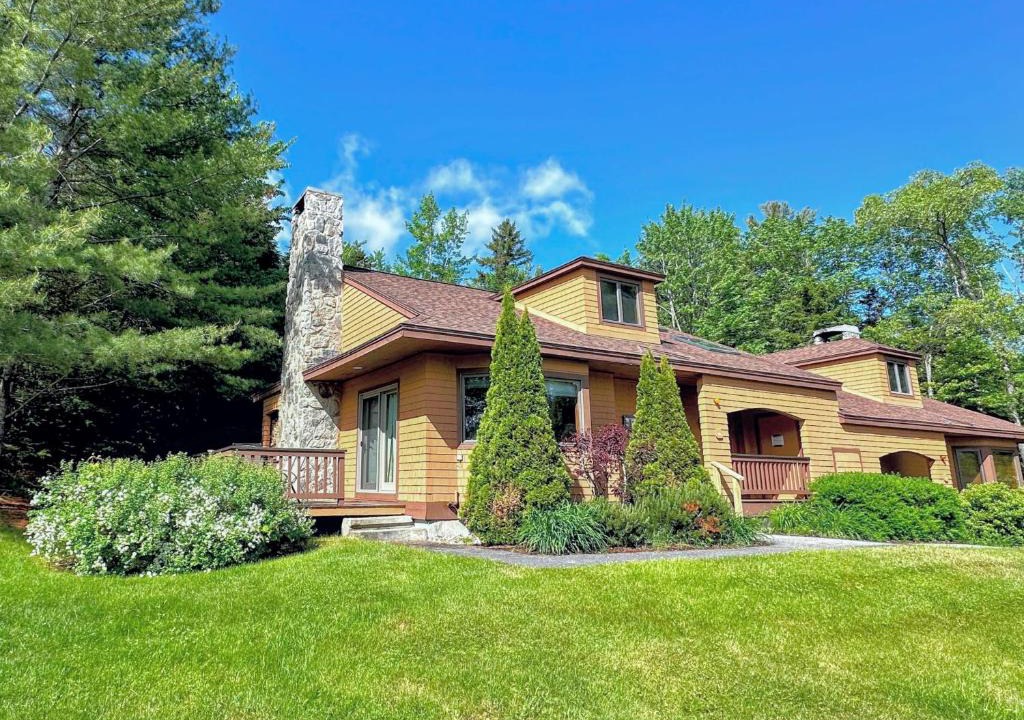 Carroll House | FC44 Renovated 3bed 3bath Forest Cottage AC views yard fast wifi Walk to skiing