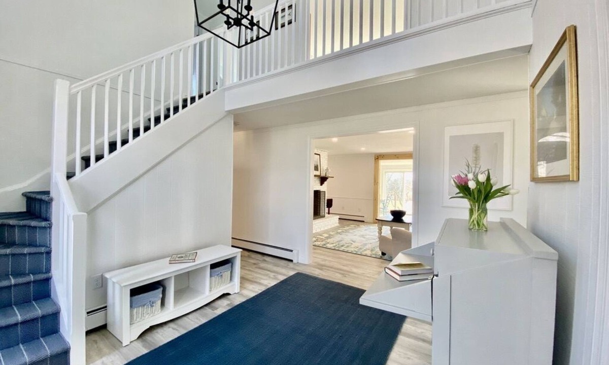 Katama House | FERRY TKTS AVAILABLE, NEAR BEACH, AIR CONDITIONED 6 BEDROOMS SLEEPS 9, 3.5 BATHS