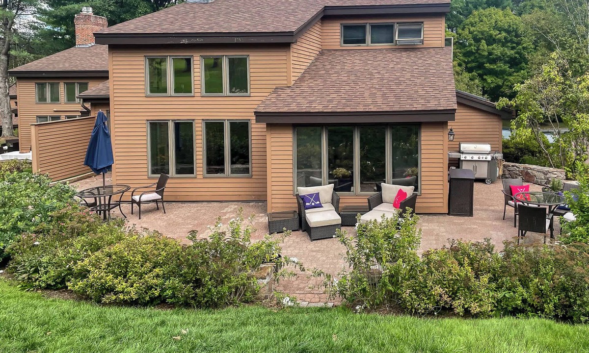 Quechee Condo | Fireplace Condo with Golf Views, Coach Road