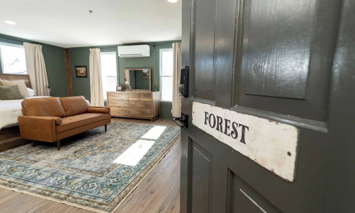 Sherborn Apartment | Forest Room: The Inn at Fireside Tavern Sherborn