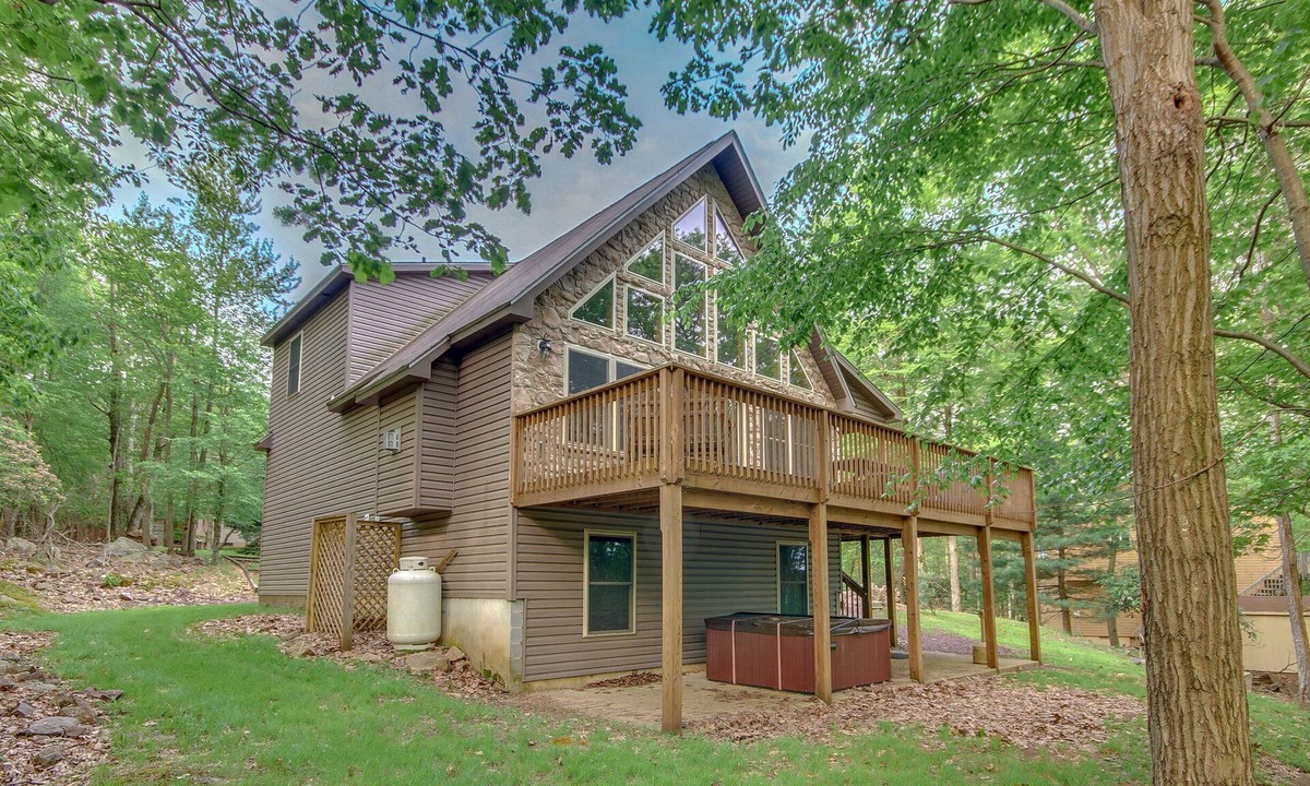Lake Harmony Estates House | "Four Seasons" Near Lake/ Beach Access, Grill, Hot Tub, Pool Table