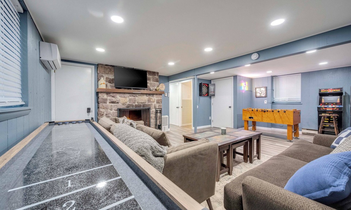 Lake Harmony Estates House | Free Lake Harmony Estates Beach Access!-Hot Tub-Game Room-Horseshoe Pit