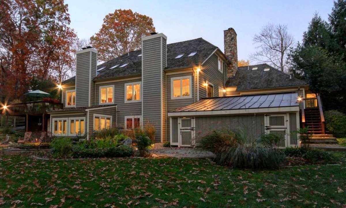 Tuscarora Apartment | FULLY FURNISHED 2-bedroom walkout basement apartment in serene Great Falls.