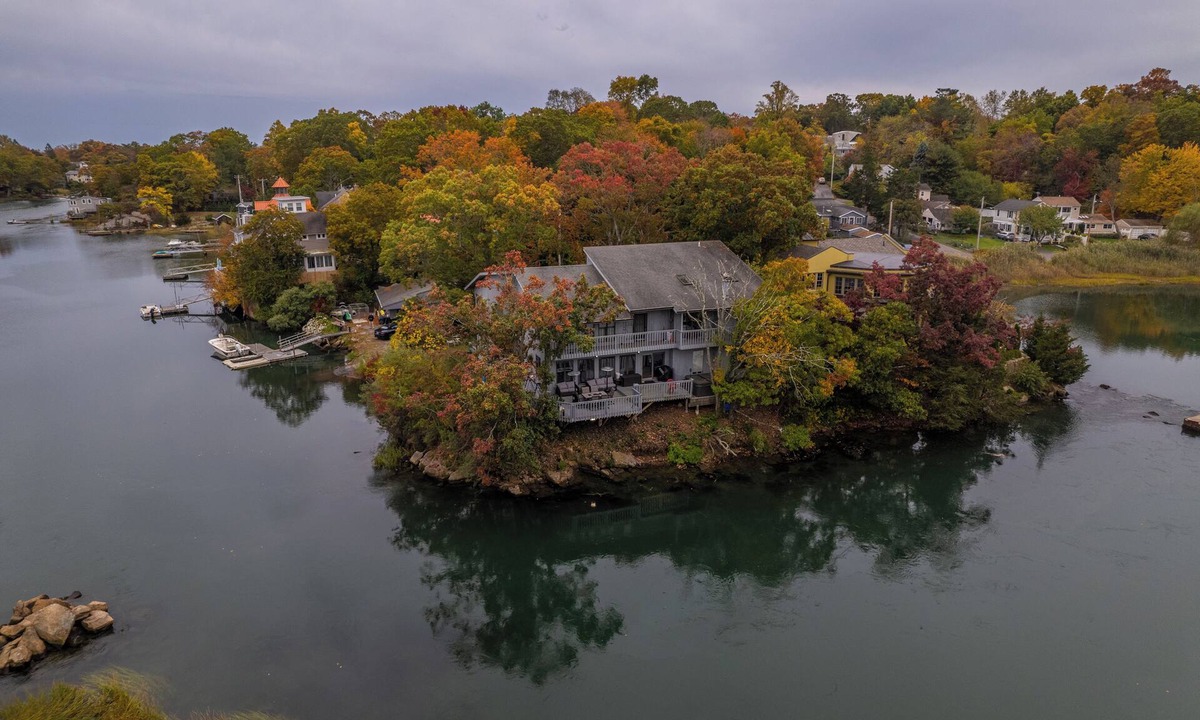 East Haven Cabin | Fun 3-Bed Fishing/Game lodge. Tranquil River leads to LIS, WiFi, in East Haven.