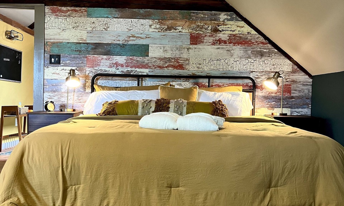 Kennebunkport Apartment | Funky Upstairs apartment - steps from local popular restaurant.