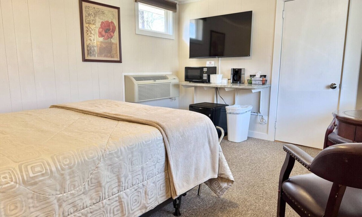 Hulls Cove Hotel | Gallagher`s Travels Room Ten (Queen)