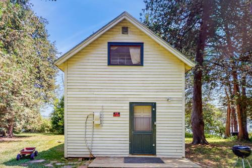 Charlotte House | Garden Island's Pine