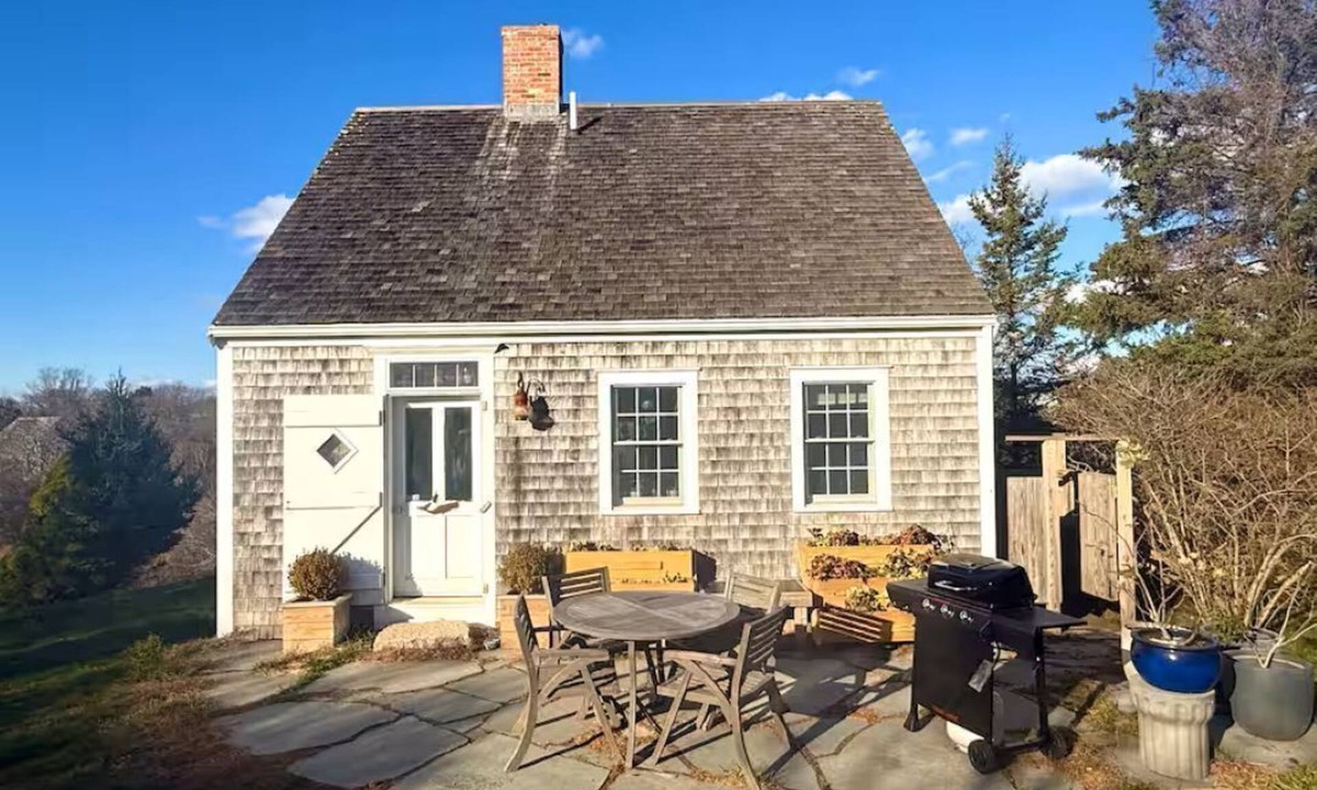Block Island House | Garden & Pondside Cottage-Walk to Cooneymus Beach