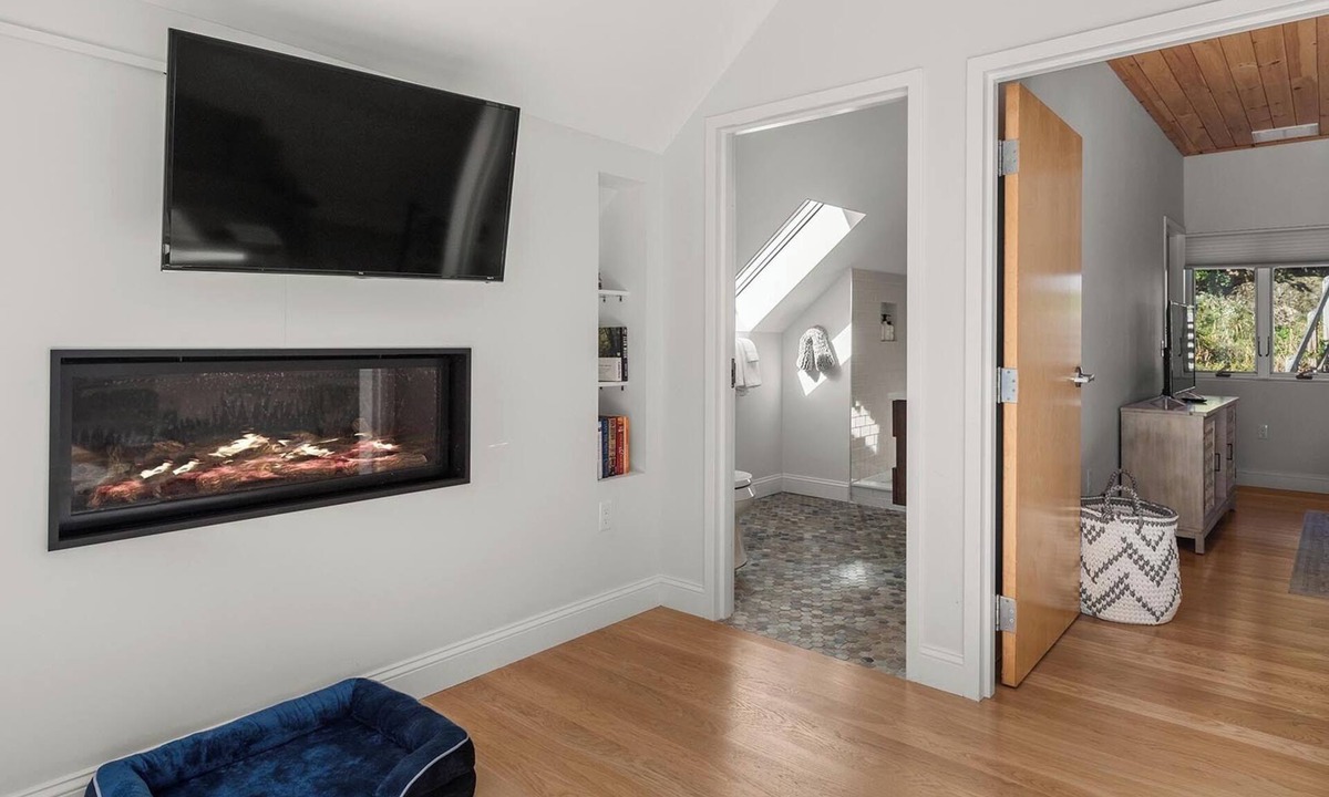 Morrisville Cottage | Gas fireplace, private guest house