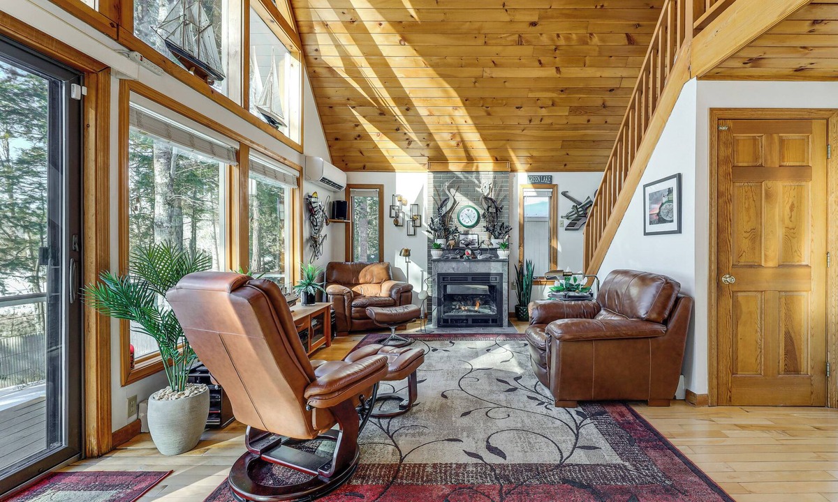 Dedham House | Gateway to Acadia! Green Lake Home w/Hot Tub