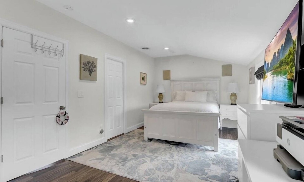 Mastic Beach House | Gateway to the Hamptons in Mastic Beach Entire home in Mastic Beach, New York.