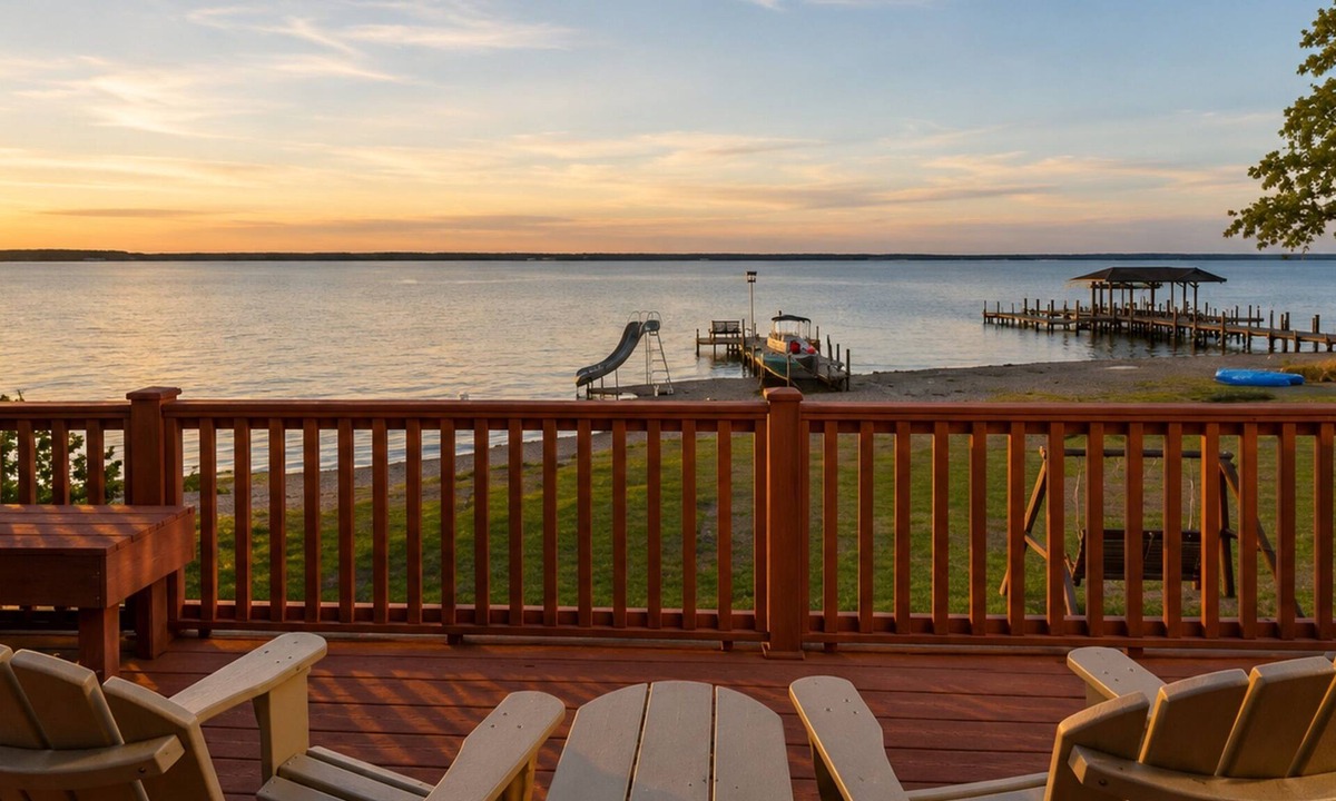 Geneva Cottage | Geneva Lakefront Retreat | Kayaks | Dome Hockey