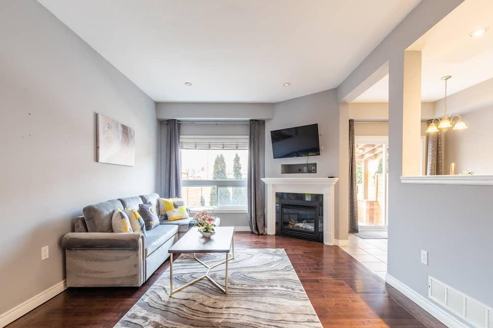 Stoney Creek House | GLOBALSTAY . Cheerful 3BR 2 living 2.5BA Townhome. HOT TUB. BBQ
