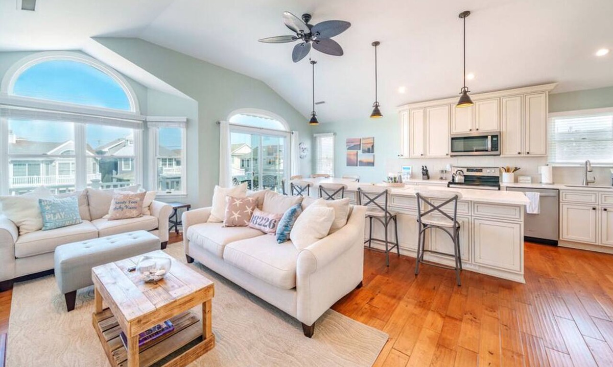 Gold Coast Condo | Gold Coast 3BR Condo/Decks, Parking, Walk to Beach