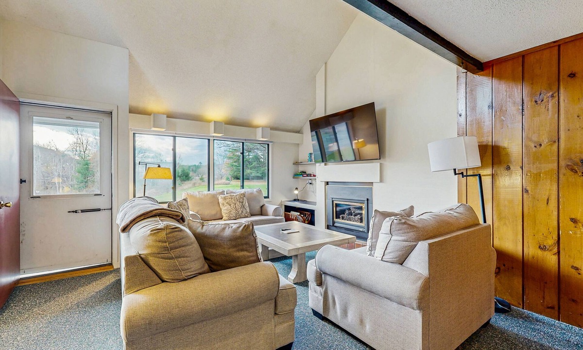Stowe Area Condo | Golf course-front condo with loft, indoor & outdoor pools, hot tub, & game room