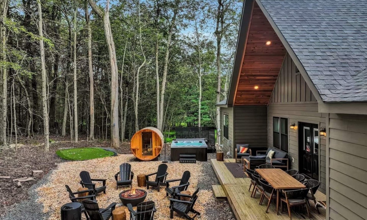 Tobyhanna Villa | Golf Sim, Game-Movie Room, Speakeasy Lounge, Hot tub, Sauna, Arcade Games!