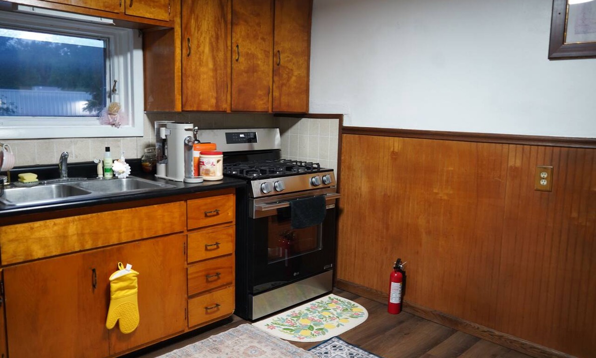 Vestal House | Gorgeous 2-bedroom near BU in Vestal,Tesla charger & Red barn