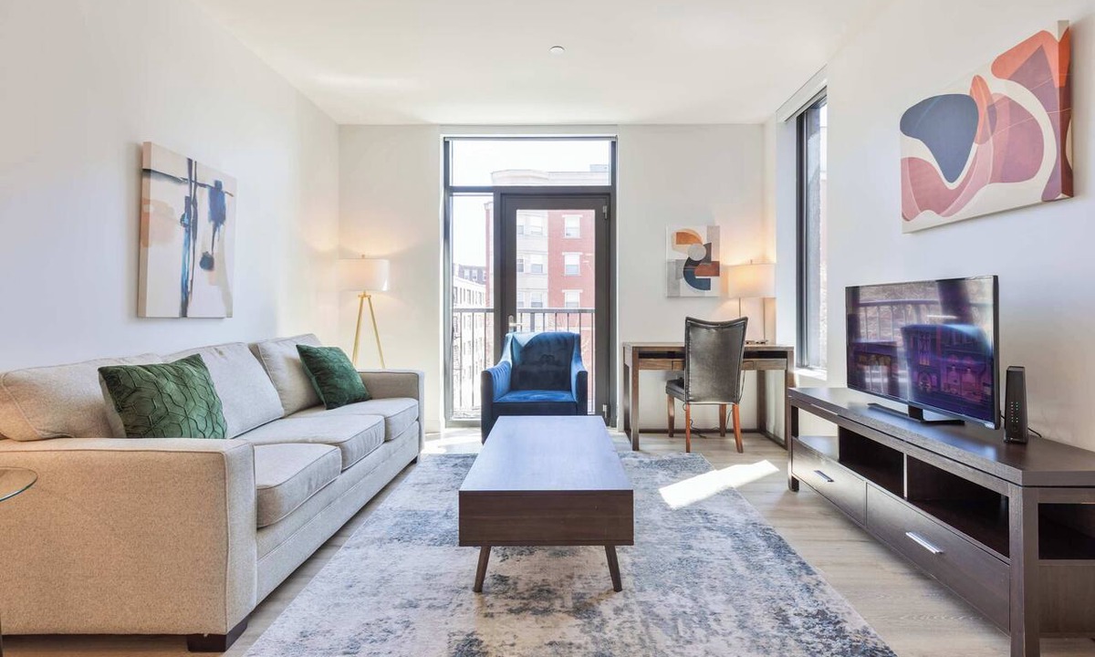 Fenway–Kenmore Apartment | Gorgeous Apt with Kitchen and Gym