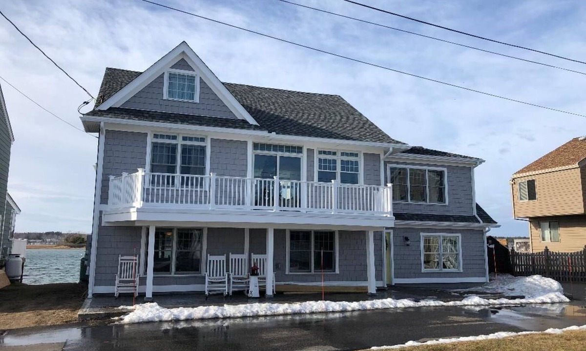 Wells Beach House | Gorgeous beach house with front to back views!