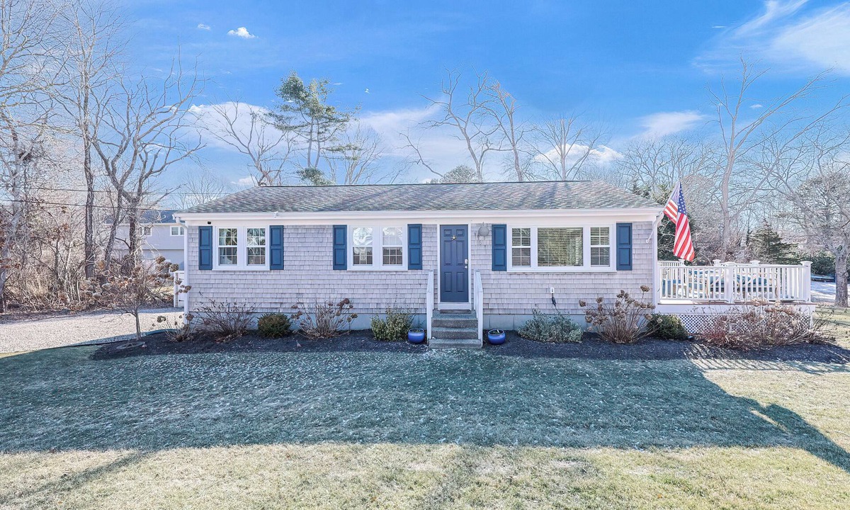East Falmouth House | Gorgeous Cape Cod Retreat, w/modern amenities, Central AC and water views!