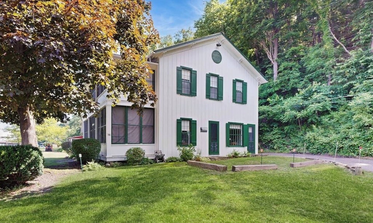 Rock Stream House | Gorgeous dog-friendly lakefront cottage with full kitchen and grill