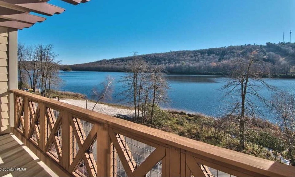 Lake Harmony Estates Condo | Gorgeous Lakefront Views - Rent 1 week, Stay a second week for $1