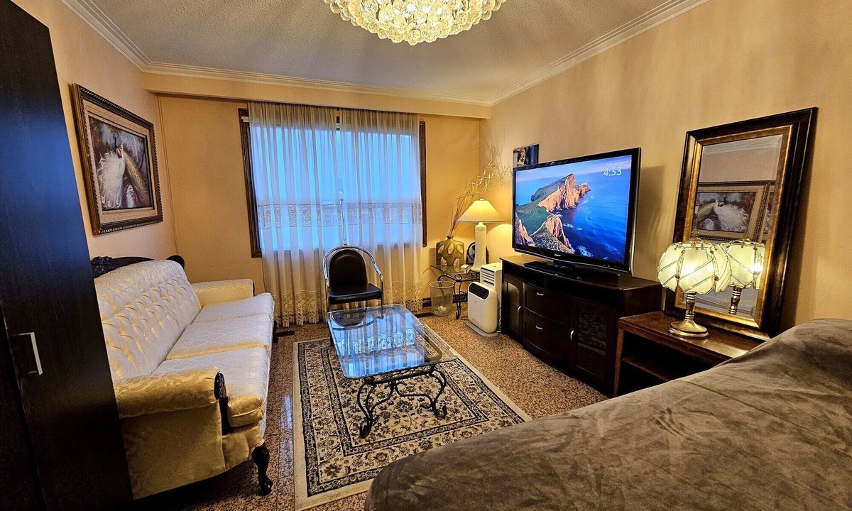 Humber Summit House | Gorgeous Peace Room in A Stunning Chalet Style Home - YYZ