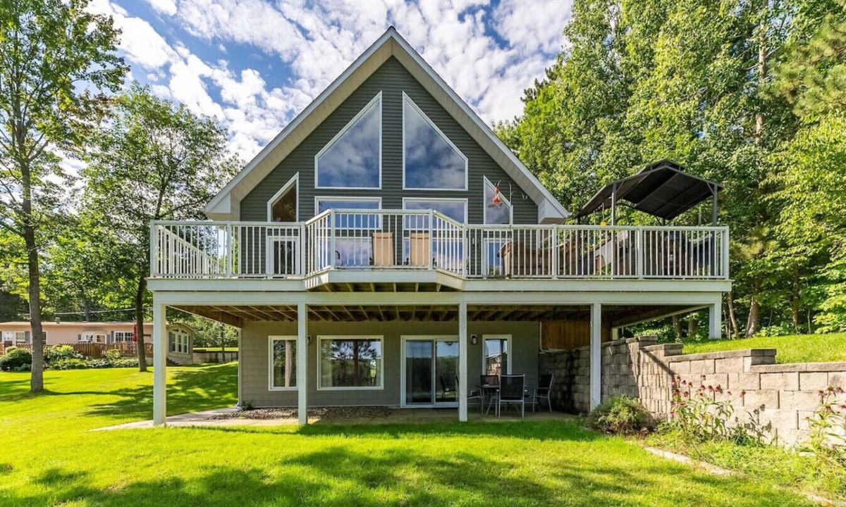 Killaloe Cottage | Gorgeous Round Lake 4 Season Waterfront Lake House