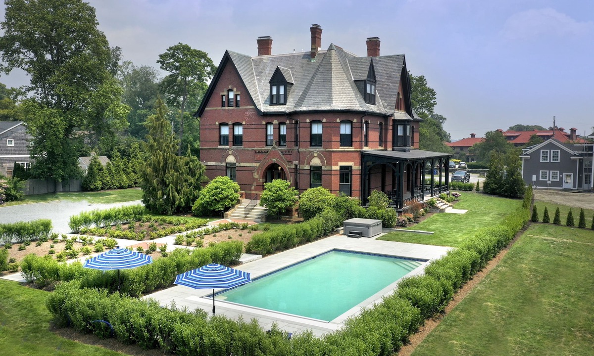 Top of the Hill House | Gracious Victorian Estate Home, Walk to town and beach