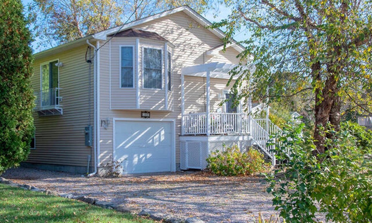 Westerly House | Grateful Tides Grateful Tides Beautiful remodeled 5 bedroom home