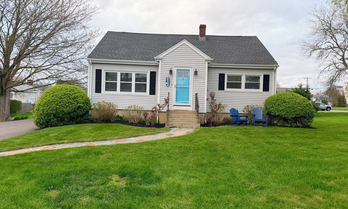 Newport East House | Great Cape House with Outdoor Living near the Beaches