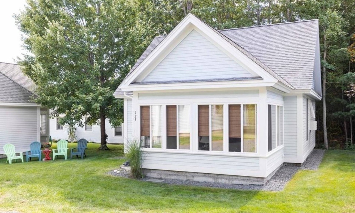 Summer Village Cottage | Great cottage in Summer Village with Central Air close to ocean! Walk in Shower!