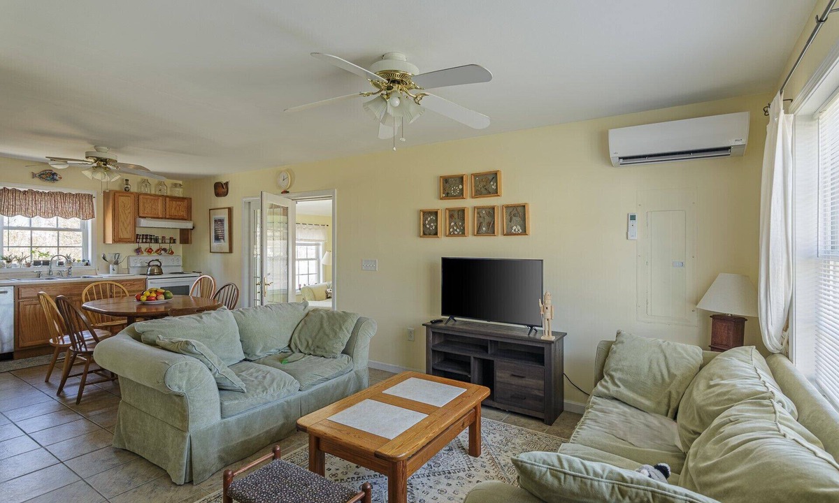 Old Lyme Cottage | Great for families, seeking 26-27, academic renters- call us!