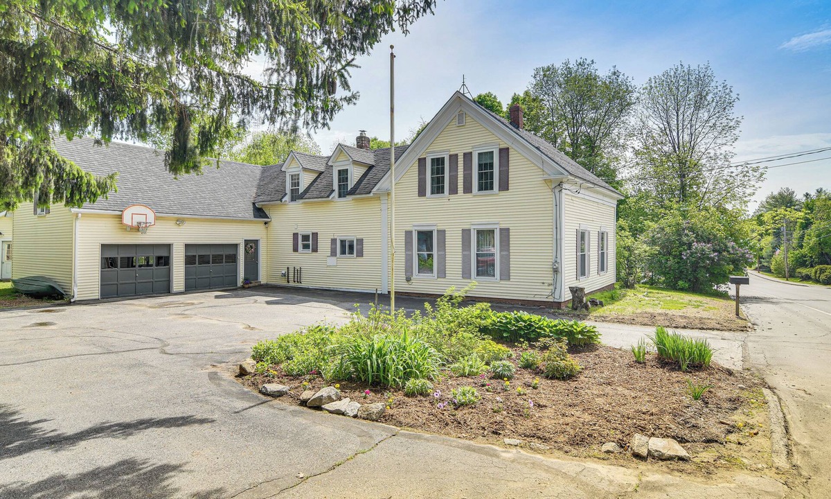 Dryden House | Great for Groups! Spacious Wilton Getaway w/Deck