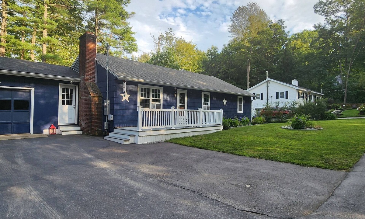 Weirs Beach House | great location weirs beach area rental 1 mile from weirs beach