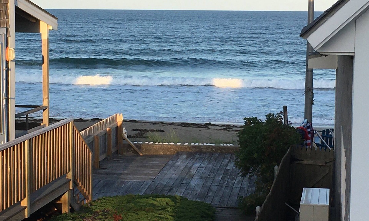 Wells Cottage | Great Spot! Moody Beach, PRIVATE BEACH!