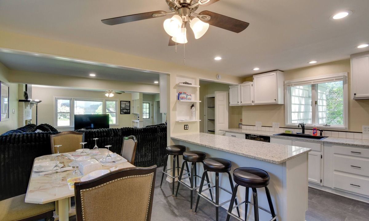 North Greece House | Greece Family Getaway: 2 Mi to Ontario Beach!