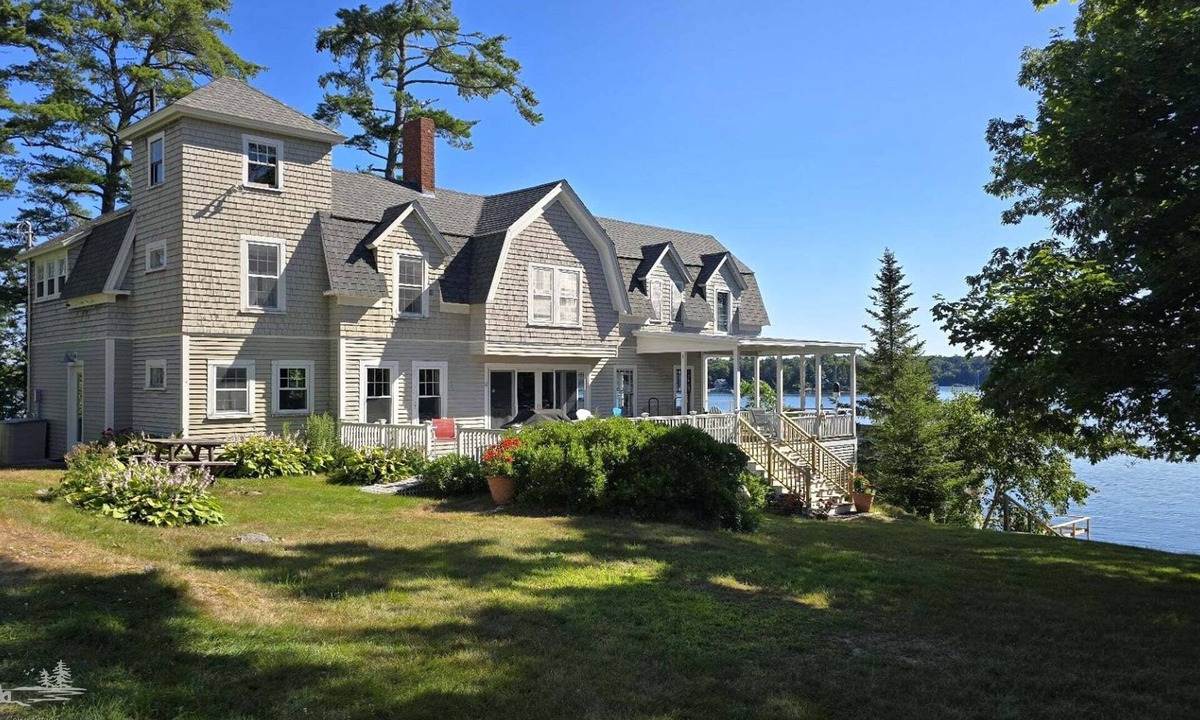 East Boothbay House | Green Landing: A spacious 4-bedroom house in East Boothbay, ME, with ocean views.