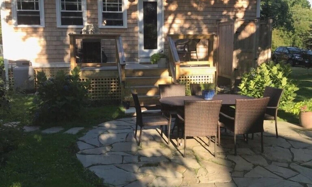 Jamestown House | Green Lane Getaway - In-Town - Walk to Water