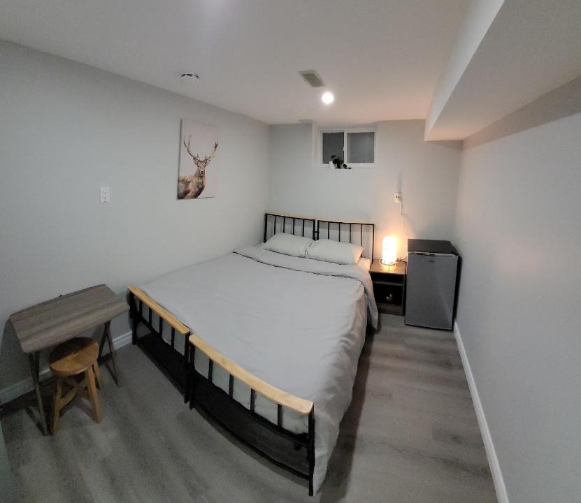 Bayview Woods - Steeles House | Guest House Basement - Master Bedrooms in Bayview Village