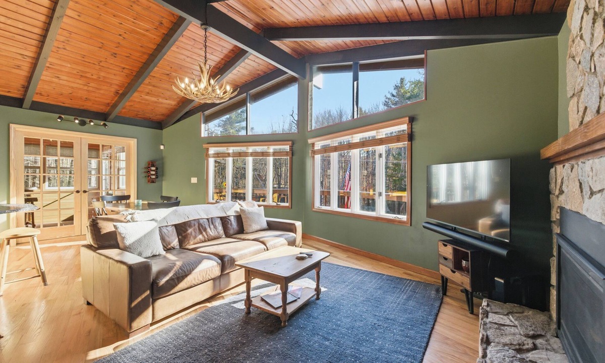 Gilford Ski Chalet | Gunstock Chalet - Close to Gunstock, BNH Pavilion Concerts, and Lake Winni