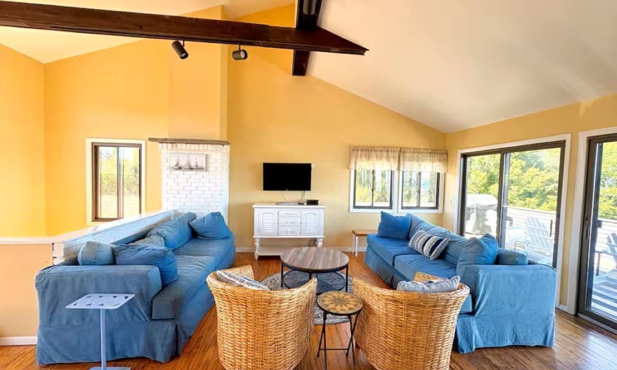 New Shoreham Cottage | Guppy Cottage-3BR 3BA-Views of Great Salt Pond
